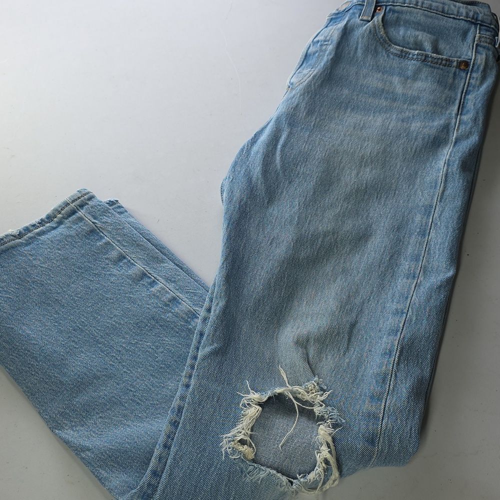 Levi’s Wedgie Straight Jeans High Waisted in Tango Fray Light Wash Distressed 28